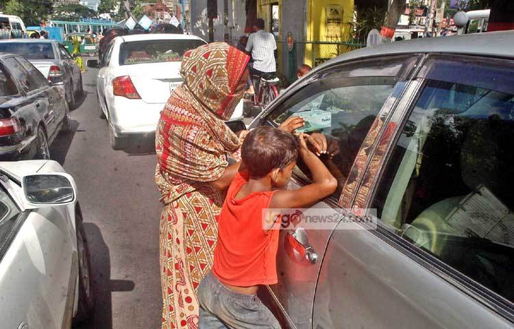 একাধিক মৌসুমী ভিক্ষুকের সঙ্গে কথা বলে জানা যায়, তাদের মধ্যে বেশির ভাগই এসেছেন ময়মনসিংহ, কিশোরগঞ্জ, নেত্রকোনা, টাঙ্গাইল, জামালপুর, রংপুর, গাইবান্ধা, কুড়িগ্রাম, ফরিদপুর, মাদারিপুর, মানিকগঞ্জ ও সিরাজগঞ্জ জেলার বিভিন্ন এলাকা থেকে। ছবি : বিপ্লব দিক্ষিৎ।