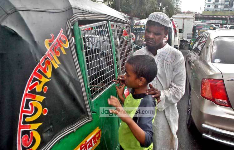রাজধানীর ধানমন্ডি ২৭ নম্বর রোডে ভিক্ষা করছিলেন সিদ্দিকুর রহমান নামের এক বয়স্ক ভিক্ষুক। তিনি জানান, ঢাকায় এসেছেন গাইবান্ধা থেকে। রমজানের শুরুতে এলাকার তিনজন মিলে ভিক্ষা করতে ঢাকায় এসছেন। ছবি : বিপ্লব দিক্ষিৎ।