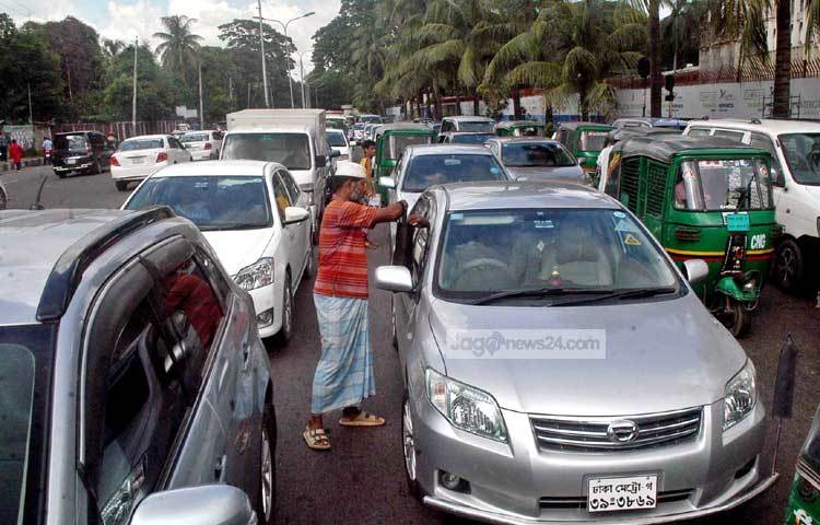ভিক্ষাবৃত্তির অভিশাপ থেকে হতদরিদ্র মানুষকে মুক্তি দিতে পরিকল্পনা হাতে নিয়েছে সরকার। এ পরিকল্পনার আওতায় ভিক্ষুকদের চিহ্নিত করে পুনর্বাসন করা হবে। ছবি : বিপ্লব দিক্ষিৎ।