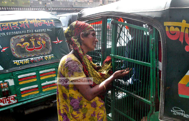 সম্প্রতি ঢাকাকে ভিক্ষুকমুক্ত করতে কূটনৈতিক ও দূতাবাসসহ ছয়টি এলাকাকে প্রাথমিকভাবে ভিক্ষুকমুক্ত ঘোষণা করেছে ঢাকা উত্তর ও দক্ষিণ সিটি কর্পোরেশন। ছবি : বিপ্লব দিক্ষিৎ।