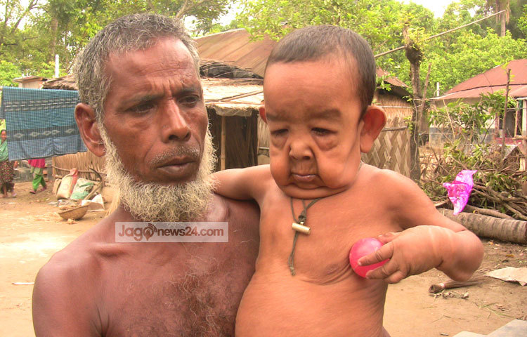 বাবার কোলে শিশু বায়েজিদ। ছবি : আরাফাত হোসেন।