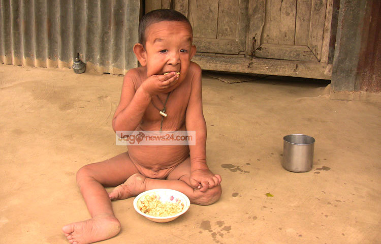 বায়েজিদের বন্ধুরা জানায়, সে লেখাধুলা করতে পারে না। বেশির ভাগ সময়ই বাড়িতে থাকে। মাঝে মধ্যে মাঠে আসলেও শুধু দাঁড়িয়ে থেকে খেলা দেখে। ছবি : আরাফাত হোসেন।