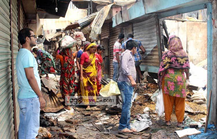 কারওয়ান বাজারের অগ্নিকাণ্ডে ক্ষতিগ্রস্থ দোকানগুলো পরিষ্কার করা হচ্ছে। ছবি : বিপ্লব দিক্ষিৎ।