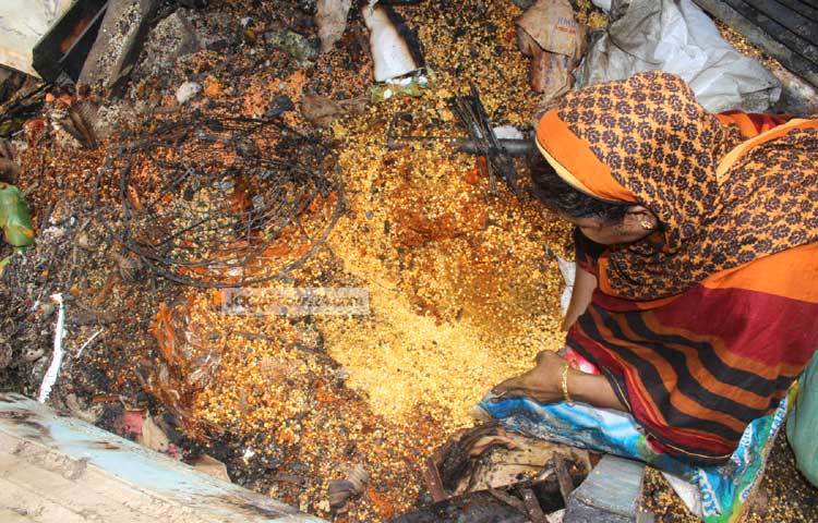 অগ্নিকাণ্ডে পুড়ে যাওয়া মরিচের আড়ৎ। ছবি : বিপ্লব দিক্ষিৎ।