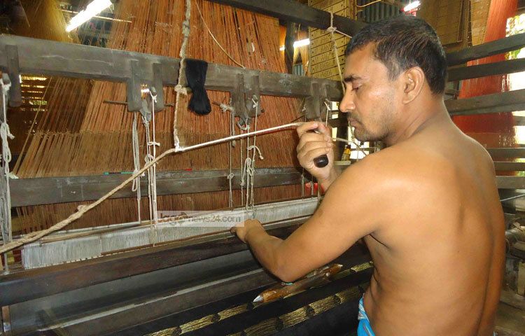 ভয়াবহ লোডশেডিংয়ে বিপর্যস্থ হয়ে পড়েছে টাঙ্গাইলের দেলদুয়ার উপজেলার তাঁত শিল্প। ছবি : আরিফ উর রহমান টগর।