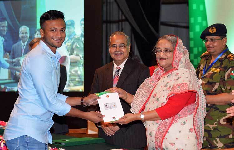 বিশ্বসেরা অলরাউন্ডার ও বাংলাদেশ দলের সহ অধিনায়ক সাকিব আল হাসান প্রধানমন্ত্রীর হাত থেকে স্মার্টকার্ড গ্রহণ করছেন।