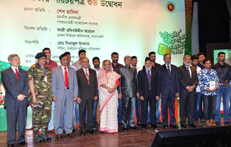 প্রধানমন্ত্রী শেখ হাসিনা আজ ( ২ অক্টোবর) বাংলাদেশ জাতীয় ক্রিকেট দলের সদস্যদের মধ্যে স্মার্টকার্ড বিতরণ করেছেন।