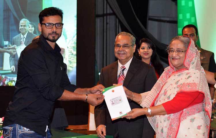 প্রধানমন্ত্রীর হাত থেকে স্মার্টকার্ড গ্রহণ করছেন বাংলাদেশ জাতীয় ক্রিকেট দলের অধিনায়ক মাশরাফি বিন মর্তুজা।