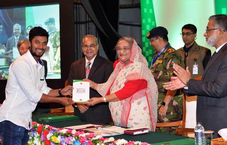 প্রধানমন্ত্রীর হাত থেকে স্মার্টকার্ড গ্রহণ করছেন ক্রিকেটার সাব্বির রহমান।