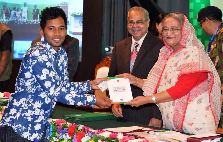 &nbsp;মুশফিকুর রহীম প্রধানমন্ত্রীর হাত থেকে স্মার্টকার্ড গ্রহণ করছেন।