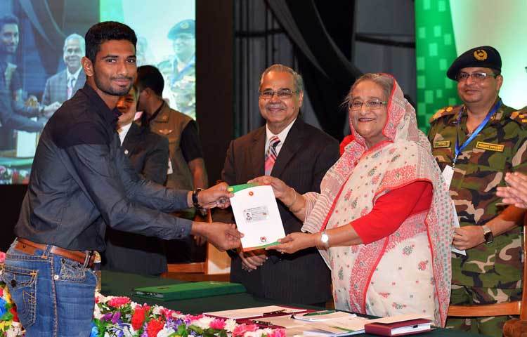 প্রধানমন্ত্রীর হাত থেকে স্মার্টকার্ড গ্রহণ করছেন ক্রিকেটার মাহমুদুল্লা রিয়াদ। আজ সকালে রাজধানীর ওসমানী স্মৃতি মিলনায়তনে স্মার্টকার্ড বিতরণ করা হয়।
