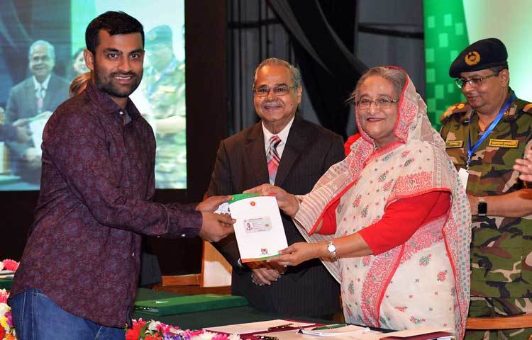 &nbsp;ক্রিকেটার তামিম ইকবাল প্রধানমন্ত্রীর হাত থেকে স্মার্টকার্ড গ্রহণ করছেন।