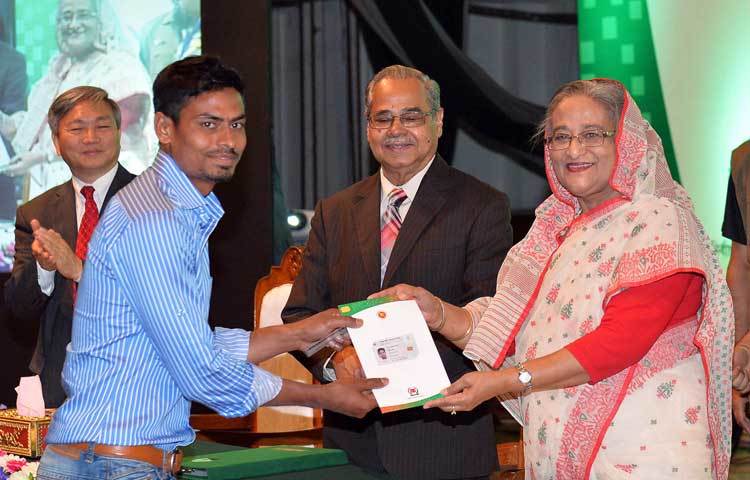 প্রধানমন্ত্রীর হাত থেকে স্মার্টকার্ড গ্রহণ করছেন ক্রিকেটার তাইজুল ইসলাম।