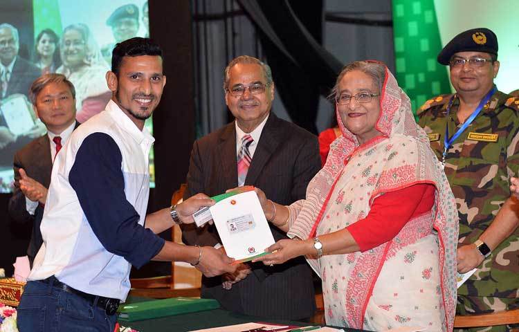 &nbsp;ক্রিকেটার নাসির হোসাইন প্রধানমন্ত্রীর হাত থেকে স্মার্টকার্ড গ্রহণ করছেন।