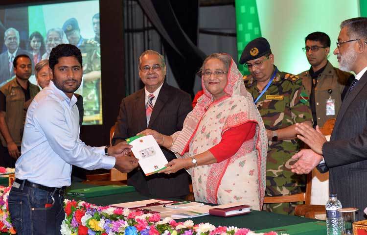 প্রধানমন্ত্রীর হাত থেকে স্মার্টকার্ড গ্রহণ করছেন ক্রিকেটার ইমরুল কায়েস।