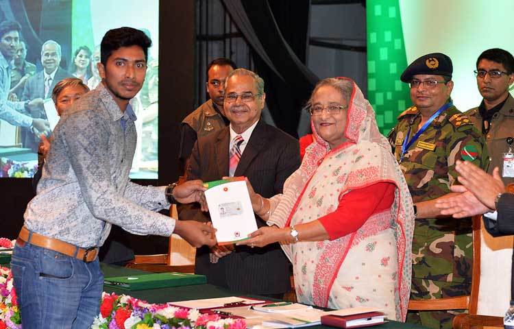 &nbsp;ক্রিকেটার সৌম্য সরকার প্রধানমন্ত্রীর হাত থেকে স্মার্টকার্ড গ্রহণ করছেন।