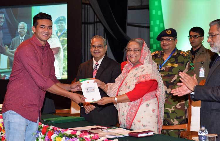 প্রধানমন্ত্রীর হাত থেকে স্মার্টকার্ড গ্রহণ করছেন ক্রিকেটার তাসকিন আহমেদ।