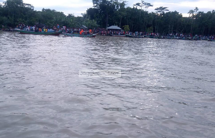 লঞ্চটি বানারীপাড়া থেকে আক্তারপাড়া যাচ্ছিল। বেলা সাড়ে ১১টার দিকে দাসেরহাট বাজারের মসজিদ বাড়ি ঘাটে যাত্রী ওঠানোর সময় নদী তীরের বিশাল অংশ ভেঙে যাওয়ায় তীব্র স্রোতের সৃষ্টি হয়।