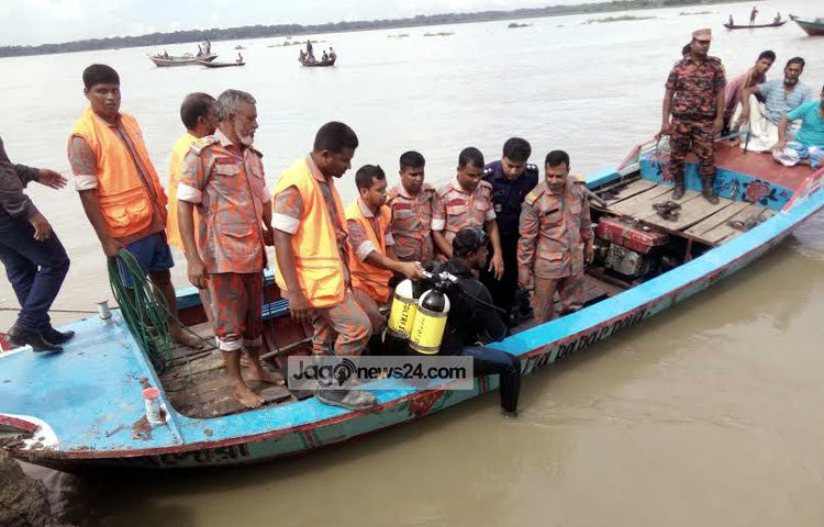 উদ্ধার কাজে নেমেছে ফায়ার সার্ভিসের একটি ডুবুরি দল। মর্মান্তিক এ লঞ্চ ডুবিতে নিহতদের মধ্যে ৫ জন নারী, একজন শিশু ও বাকিরা পুরুষ।