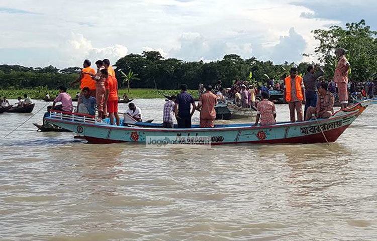 উদ্ধার কাজ চলাচ্ছেন ফায়ার সার্ভিসের কর্মীরা।
