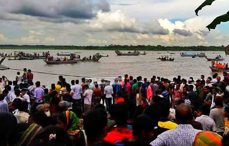 মর্মান্তিক লঞ্চ দুর্ঘটনা দেখতে শত শত মানুষের ঢল নেমেছে।
