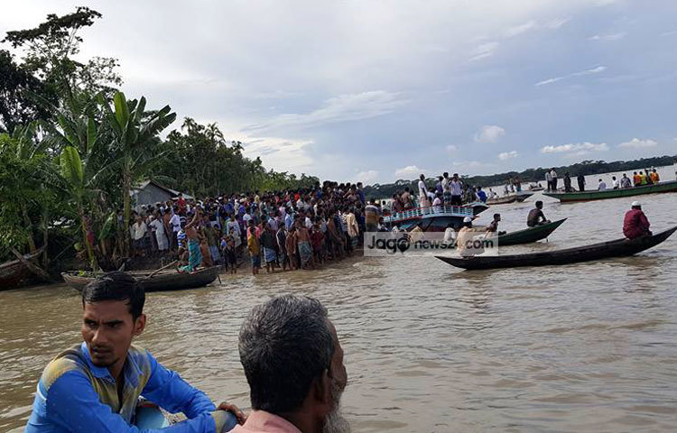 যাত্রীদের মধ্যে পাঁচজন সাঁতরে তীরে উঠতে সক্ষম হয়েছেন বলে স্থানীয় সূত্রে জানা গেছে। বুধবার বেলা সাড়ে ১১টার দিকে এ দুর্ঘটনা ঘটে।