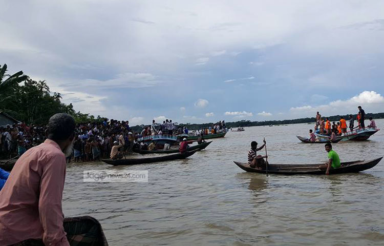 স্থানীয়রা নৌকা এবং ট্রলারে করে নিখোঁজদের সন্ধান করছেন।