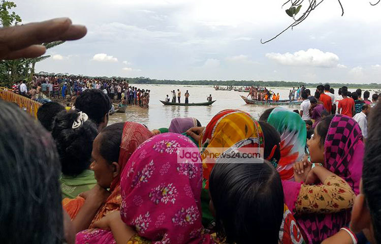 লঞ্চ ডুবিতে নিহতের সজনদের খোঁজ পেতে সন্ধ্যা নদীর তীরে শত শত নারী পুরুষ অপেক্ষা করছে।