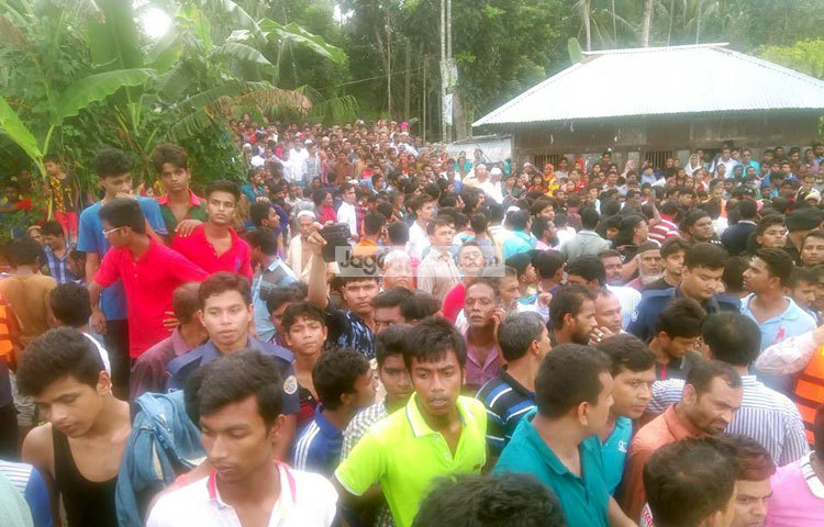 এদিকে বেঁচে যাওয়া যাত্রী সিদ্দিকুর রহমান ও তার স্ত্রী রোকসানা বেগম জানিয়েছেন, লঞ্চে অর্ধশতাধিক যাত্রী ছিলেন।