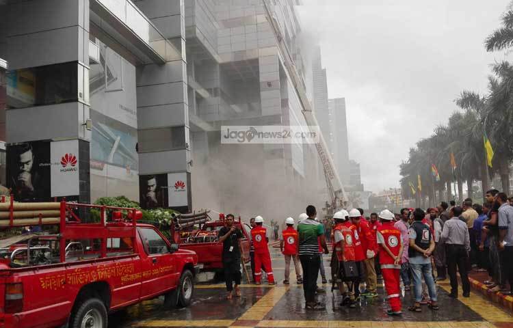 আজ বেলা ১১টা ২৩ মিনিটের দিকে রাজধানীর বসুন্ধরা সিটিতে ভয়াবহ অগ্নিকাণ্ডের সূত্রপাত হয়। ছবি : বিপ্লব দিক্ষিৎ।