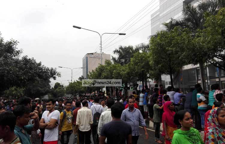 অগ্নিকাণ্ড দেখতে উৎসুক জনতার ভিড়। ছবি : বিপ্লব দিক্ষিৎ।