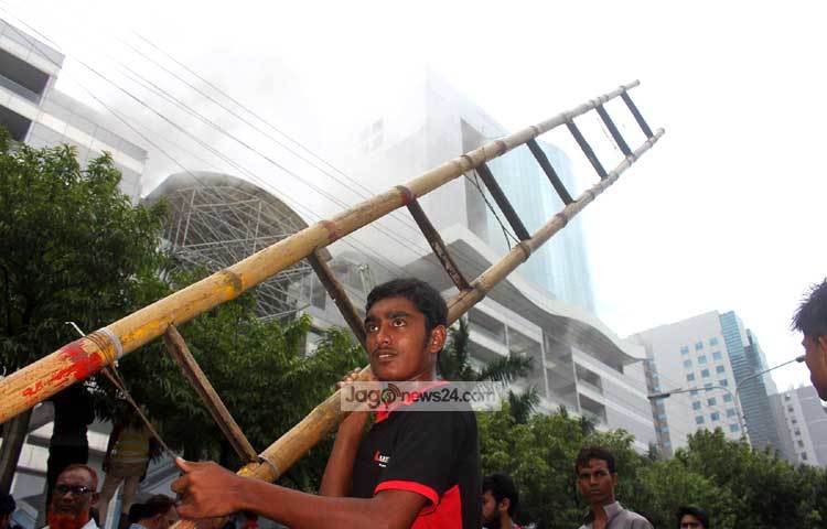 অগ্নিকাণ্ডে আক্রান্তদের উদ্ধারের জন্য চেষ্টা চালানো হচ্ছে। বসুন্ধরা সিটির ষষ্ঠ তলায় আগুনের সূত্রপাত হয়। ছবি : বিপ্লব দিক্ষিৎ।