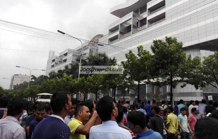 দুপুর ২টায় শেষ খবর পাওয়া পর্যন্ত ফায়ার সার্ভিসের ২০টি ইউনিট আগুন নিয়ন্ত্রণের চেষ্টা চালিয়ে যাচ্ছে। ছবি : বিপ্লব দিক্ষিৎ।