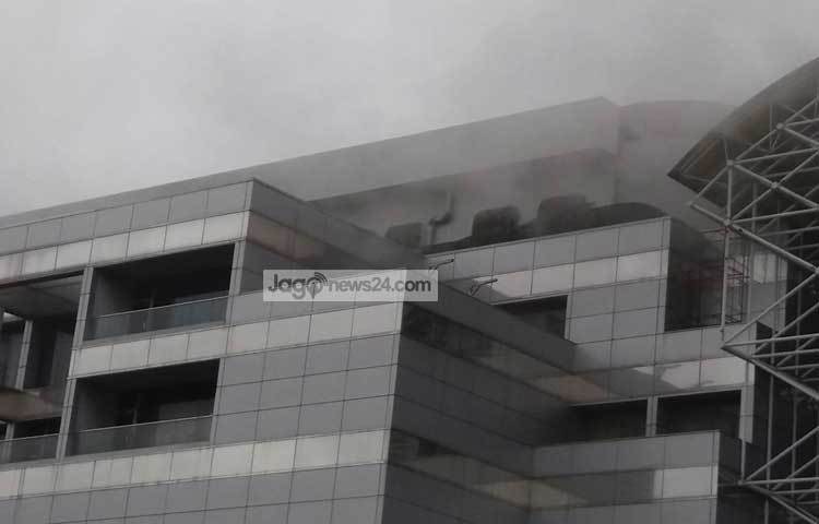 বসুন্ধরা সিটিতে থেকে ধোঁয়ার কুণ্ডলি বের হচ্ছে। ছবি : বিপ্লব দিক্ষিৎ।