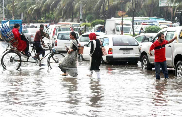 বিআরটিএ এলাকার বাসিন্দরা বৃষ্টির সময়ে হাঁটু সমান পানি পেরিয়ে রাস্তা পারাপার হন। ছবি : বিপ্লব দিক্ষিৎ।