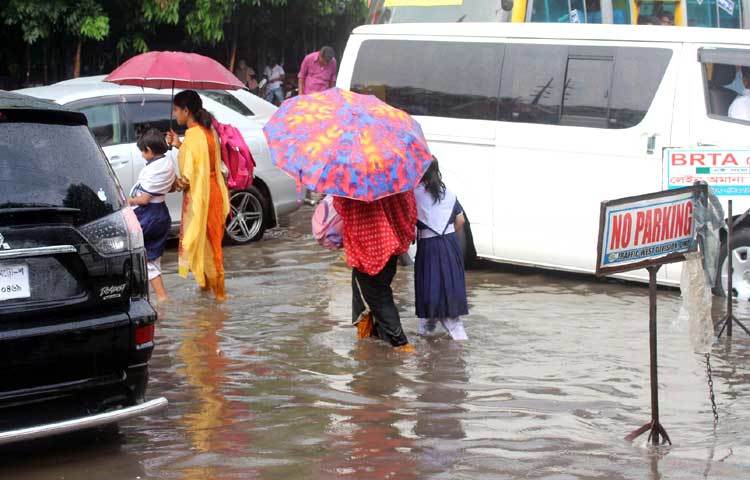বিশেষ করে স্কুলগামী শিশুরা বৃষ্টির সময়ে বেশি ভোগান্তির শিকার হয়। ছবি : বিপ্লব দিক্ষিৎ।