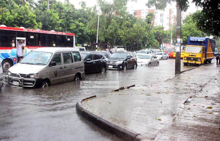 জলাবদ্ধতার কারণে রাস্তায় প্রাইভেট কার ডুবে যাওয়ার যোগাড়। ছবি : বিপ্লব দিক্ষিৎ।
