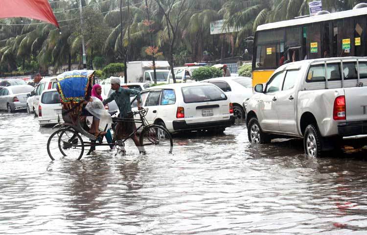 বৃষ্টি হলে রাস্তার দুরাবস্থার কারণে বিআরটিএ এলাকার মানুষের অফিসে যেতে ঘণ্টার পর ঘণ্টা দেরি হয়ে যায়। ছবি : বিপ্লব দিক্ষিৎ।