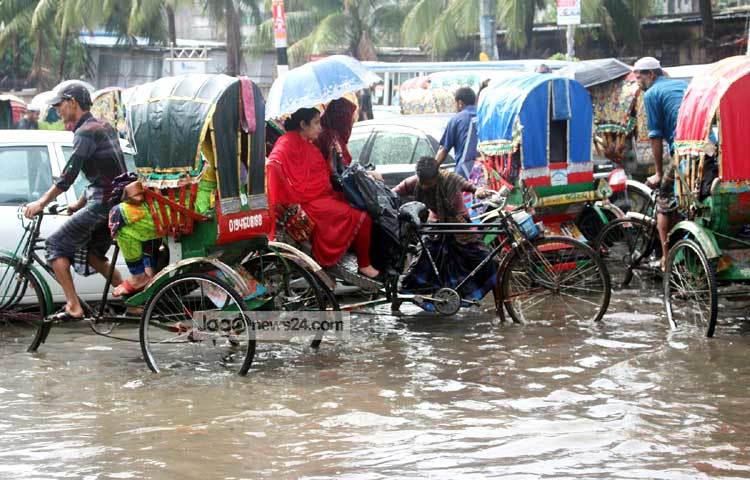 মিপুরের বিআরটিএ এলাকায় জলবদ্ধতার কারণে দীর্ঘ যানজটের সৃষ্টি হয়েছে। ছবি : বিপ্লব দিক্ষিৎ।