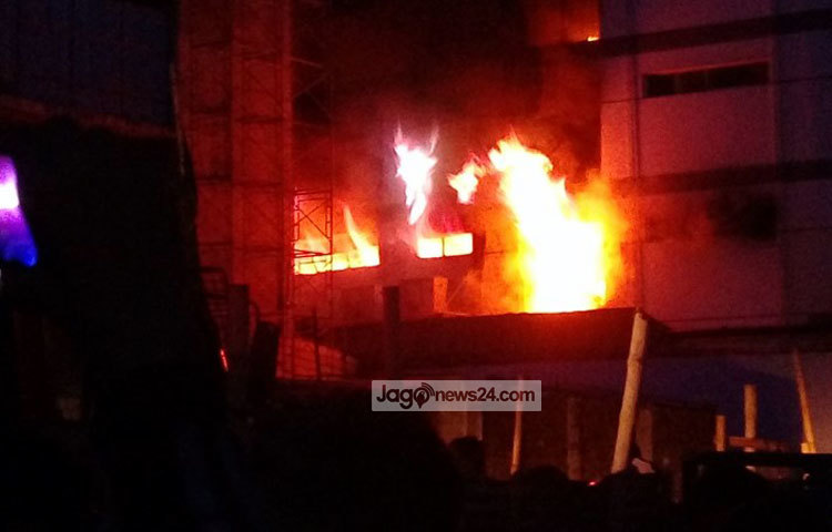 প্রিমিয়ার প্লাজায় ভয়াবহ আগ্নিকাণ্ডের খবর পেয়ে দফায় দফায় ফায়ার সার্ভিসের ২৩টি ইউনিট ঘটনাস্থলে পৌঁছে আগুন নিয়ন্ত্রণের চেষ্টা করে। ছবি : মো. শরিফুল ইসলাম।