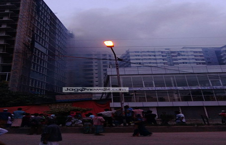 আজ (২৯ জুন) সকাল ৯টায় শেষ খবর পাওয়া পর্যন্ত ২৮ টি ইউনিটের সহায়তায় আগুন নিয়ন্ত্রণে আসে। ছবি : মো. শরিফুল ইসলাম।