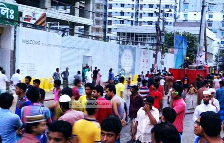 ফায়ার সার্ভিসের ডিউটি অফিসার মিজানুর রহমান জাগো নিউজকে জানান, ভবনটি থেকে ১২০ জন মানুষকে জীবিত উদ্ধার করা হয়েছে। ছবি : মো. শরিফুল ইসলাম।