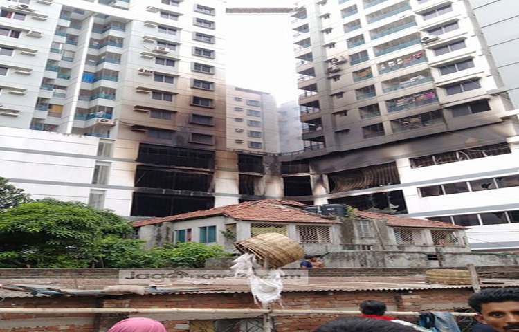 ভবনটির নিচতলা থেকে ৪ তলা পর্যন্ত আগুন ছড়িয়ে পড়েছে। ছবি : মো. শরিফুল ইসলাম।