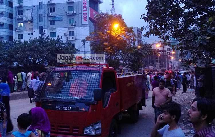 অগ্নিকাণ্ডের সঙ্গে সঙ্গে এ ভবনের আবাসিকের বাসিন্দাদের নিরাপদে সরিয়ে নেয়া হয়েছে। ছবি : মো. শরিফুল ইসলাম।