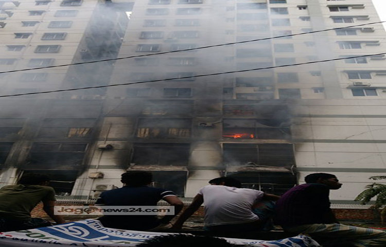 আগুনের ভয়াবহতা দেখে স্থানীয় ফায়ার স্টেশনের পাশাপাশি সদর দফতর থেকেও ইউনিট পাঠানো হয়েছে। মোট ২৩টি ইউনিট কাজ করছে। ছবি : মো. শরিফুল ইসলাম।