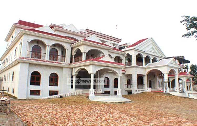 প্রায় আট একর জায়গার ওপর নির্মিত এই বাড়িটির ছাদে রয়েছে হেলিপ্যাড, সুইমিংপুল, স্টিমবাথ, লিফটসহ আধুনিক স্নানাগার। ২৯টি মাস্টার বেডের ডিজাইন করা হয়েছে ২৯টি দেশের সাংস্কৃতিক ঐতিহ্যের আলোকে।