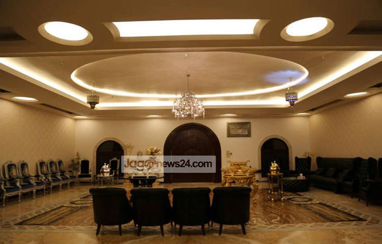 দৃষ্টিনন্দন এই পুরো বাড়িটির লাইটিংয়ের কাজ করেছেন জার্মানের কোম্পানি টিফেনি লাইটিং। আর ফ্লোরগুলো করে দিয়েছে ফ্রান্সের একটি কোম্পানি।