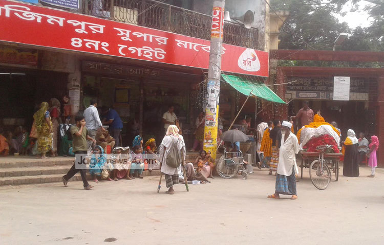 পবিত্র শবে বরাতকে উপলক্ষ করে রাজধানীর আজিমপুর কবরস্থানের আশপাশ ভিক্ষুকদের দখলে রয়েছে। ছবি : মনিরুজ্জামান উজ্জ্বল।