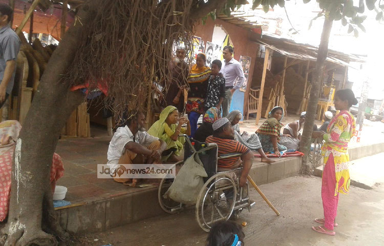 প্রতি বছর শবে বরাতকে কেন্দ্র করে এসব ভিক্ষুকরা দেশের বিভিন্ন অঞ্চল থেকে আজিমপুর কবরস্থানে এসে সমবেত হয়। এবছরেও তার ব্যত্তয় ঘটেনি। ছবি : মনিরুজ্জামান উজ্জ্বল।