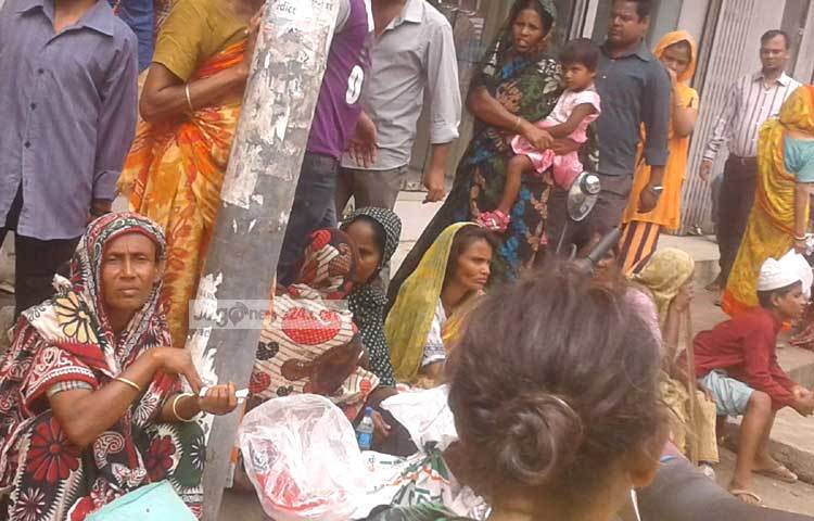 ভিক্ষুকরা আজিমপুর আসার কারণ হচ্ছে, শবে বরাতের সময়ে এখানে অনেক মানুষ কবর জিয়ারত করতে আসেন এবং তারা প্রচুর দান খয়রাত করেন। ছবি : মনিরুজ্জামান উজ্জ্বল।